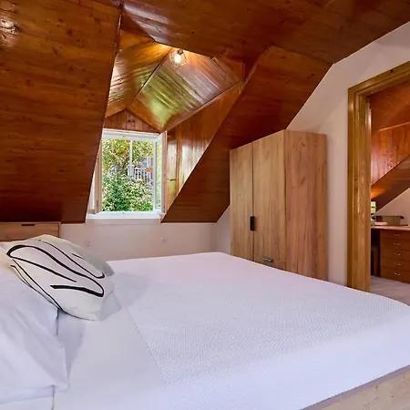 Hedera Estate Hedera A6 Apartman *